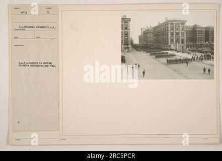 Soldatenkadetten des United States Student Army Training Corps (S.A.T.C.) an der Columbia University in New York, die an einer Prüfungszeremonie teilnehmen. Die Soldaten marschieren in Formation und demonstrieren ihre Disziplin und Bereitschaft zum Militärdienst. Stockfoto