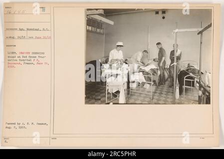 Leutnant Dempsey betreut verwundeten Soldaten im Rotkreuz-Evakuierungskrankenhaus Nr. 2, Baccarat, Frankreich, am 28. Juni 1918. Ein Foto von Sergeant Moscioni, S.C. Dieses Bild wurde am 2. August 1918 offiziell zensiert und von A. E. P. Censor zur Veröffentlichung freigegeben. Hinweise weisen darauf hin, dass es sich um die Beschreibung Nummer 16145 handelt. Stockfoto