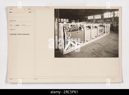 Sachliche Beschriftung: Foto von Flugzeugteilen aus dem Ersten Weltkrieg, speziell dem Rumpf, mit der Nummer 502. Das Foto wurde 1919 aufgenommen. Das Teil scheint das Symbol „C AU“ zu haben. Weitere Hinweise beziehen sich auf die SC-Nummern 1567 und 1567 AET. Stockfoto