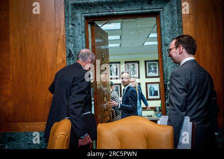 US-Senator Chuck Grassley (Republikaner von Iowa) verlässt sich nach einer Anhörung des Senatsausschusses zur Prüfung des Schutzes der sozialen Sicherheit für alle, wobei er sich darauf konzentriert, die Reichen ihren gerechten Anteil am Dirksen Senate Office Building in Washington, DC, zahlen zu lassen, Mittwoch, 12. Juli 2023. Kredit: Rod Lamkey/CNP/MediaPunch Stockfoto