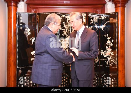 Jakarta, Indonesien. 12. Juli 2023. Wang Yi (R), Direktor des Amtes der Zentralkommission für auswärtige Angelegenheiten, schüttelt Bruneis zweitem Außenminister Haji Erywan bei seinem Treffen am 12. Juli 2023 in Jakarta (Indonesien) die Hand. Kredit: Xu Qin/Xinhua/Alamy Live News Stockfoto