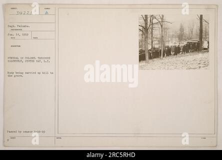 Dieses Foto zeigt Sergeant Palumbo während der Bestattungsveranstaltung von Colonel Theodore Roosevelt in Oyster Bay, L.I. am 14. Januar 1919. Man sieht, wie die Leiche einen Hügel hinauf zum Grab getragen wird. Dieses Bild wurde am 15. Januar 1919 durch den Zensor gebracht." Stockfoto