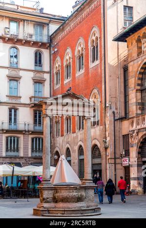 Mailand, Italien - 29. März 2022: Piazza Mercanti ist ein zentraler Stadtplatz von Mailand, zwischen der Piazza del Duomo und der Piazza Cordusio. Stockfoto