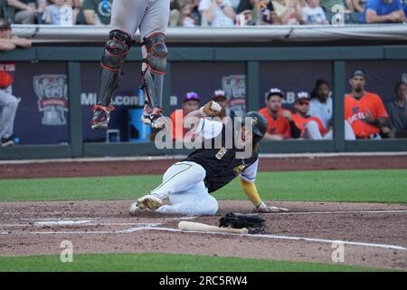 Salt Lake UT, USA. 8. Juli 2023. Salat Lake Right Fielder Brett Phillips (5) erzielt während des Spiels einen Lauf mit Sacramento River Cats und Salt Lake Bees im Smiths Field in Salt Lake Ut. David Seelig/Cal Sport Medi. Kredit: csm/Alamy Live News Stockfoto