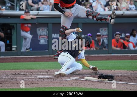 Salt Lake UT, USA. 8. Juli 2023. Salat Lake Right Fielder Brett Phillips (5) erzielt während des Spiels einen Lauf mit Sacramento River Cats und Salt Lake Bees im Smiths Field in Salt Lake Ut. David Seelig/Cal Sport Medi. Kredit: csm/Alamy Live News Stockfoto