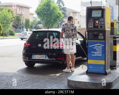 Cremona, Italien - Juli 3 2023 Kunden-Selbstbedienungsautomat zum Auffüllen des Fahrzeugs an der eni-Tankstelle Stockfoto