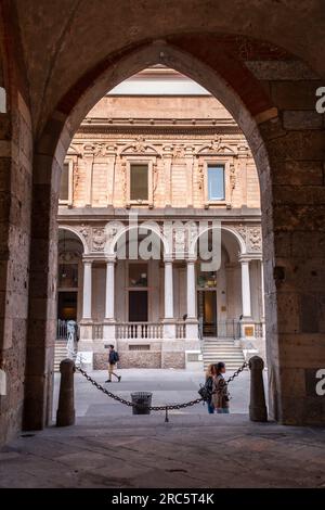 Mailand, Italien - 29. März 2022: Der Palazzo dei Giureconsulti oder der Palazzo Affari ai Giureconsulti ist ein Gebäude aus dem 16. Jahrhundert in Mailand, Italien. Es ist Loca Stockfoto