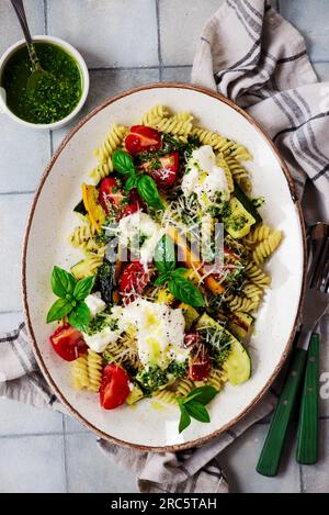 Pasta mit gegrilltem Zuccini, Buratta und Pesto und Basilikum. Top-weiv.selective-Fokus Stockfoto