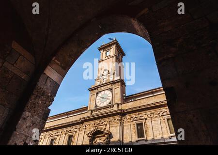 Mailand, Italien - 29. März 2022: Der Palazzo dei Giureconsulti oder der Palazzo Affari ai Giureconsulti ist ein Gebäude aus dem 16. Jahrhundert in Mailand, Italien. Es ist Loca Stockfoto