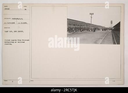 Eine Gruppe polnischer Legionstruppen aus Übersee, die nach Camp Dix, New Jersey, transportiert werden. Die Soldaten werden auf einem Bahnhof in Detraining gezeigt. Dieses Foto wurde am 8. Mai 1920 vom Fotografen Sotsaum S.C. aufgenommen Das Bild wurde unter der Referenznummer 68410 aufgenommen und war Teil einer Reihe von Fotografien, die die amerikanischen militärischen Aktivitäten während des Ersten Weltkriegs dokumentierten. Stockfoto