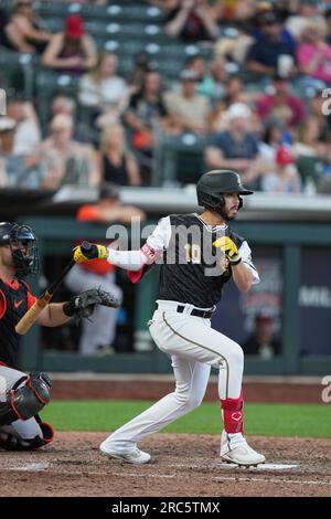 Salt Lake UT, USA. 8. Juli 2023. Salat Lake Second Baseman Livan Soto (10) erhält während des Spiels einen Hit mit Sacramento River Cats und Salt Lake Bees im Smiths Field in Salt Lake Ut. David Seelig/Cal Sport Medi. Kredit: csm/Alamy Live News Stockfoto