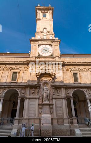 Mailand, Italien - 29. März 2022: Der Palazzo dei Giureconsulti oder der Palazzo Affari ai Giureconsulti ist ein Gebäude aus dem 16. Jahrhundert in Mailand, Italien. Es ist Loca Stockfoto