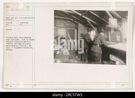 Sgt. 1. cl. J.T. Seabrook zusammen mit Sgt. F.M. Pidemansh, Sergeant M.S. Fogarty und Captain W.G. Reed sind auf dem Foto zu sehen, das am 3-1-19 an der Meteorologischen Station 1 km östlich von Colombey-les-Belles in Frankreich aufgenommen wurde. Sie befinden sich im Prognoseraum, in dem Wetterkarten erstellt werden. Die ausgestellte Nummer für dieses Foto ist 00 12-11-18. Stockfoto