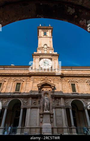 Mailand, Italien - 29. März 2022: Der Palazzo dei Giureconsulti oder der Palazzo Affari ai Giureconsulti ist ein Gebäude aus dem 16. Jahrhundert in Mailand, Italien. Es ist Loca Stockfoto