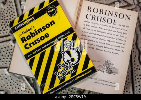 1946 Ausgabe des Klassikers „Robinson Crusoe“ und 2004 CliffsNotes Studienführer, USA Stockfoto