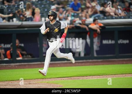 Salt Lake UT, USA. 8. Juli 2023. Salat Lake Second Baseman Livan Soto (10) läuft während des Spiels mit Sacramento River Cats und Salt Lake Bees im Smiths Field in Salt Lake Ut nach Hause. David Seelig/Cal Sport Medi. Kredit: csm/Alamy Live News Stockfoto