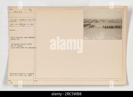 Bild von LT. H.P. Kingsmore vom Signal Reserve Corps in Camp Wheeler in Macon, GA. Das Foto wurde am 5. Februar 1918 während eines Divisional Review aufgenommen, bei dem 19.000 Männer auf einer Parade waren. Das Bild ist Teil einer Reihe von Fotos, die von der Photo Division, S.C. aufgenommen wurden Stockfoto