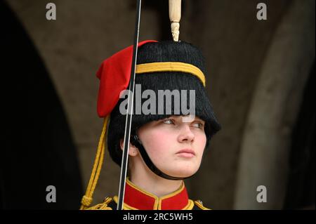 Soldatin, Truppe des Königs, königliche Pferdeartillerie, Horse Guards Parade, Whitehall, London, Großbritannien Stockfoto