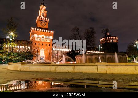 Mailand, Italien - 1. APRIL 2022: Das Castello Sforzesco ist eine mittelalterliche Festung in Mailand. Erbaut im 15. Jahrhundert von Francesco Sforza, Herzog Stockfoto
