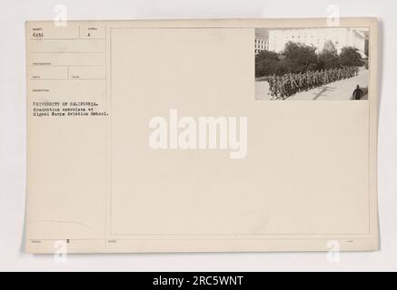Die Absolventen der Flugschule des Signalkorps in Ninger nehmen an Absolvenzübungen Teil. Die Zeremonie fand auf dem Campus der Universität von Kalifornien statt. Stockfoto