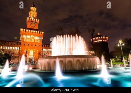 Mailand, Italien - 1. APRIL 2022: Das Castello Sforzesco ist eine mittelalterliche Festung in Mailand. Erbaut im 15. Jahrhundert von Francesco Sforza, Herzog Stockfoto