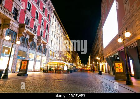 Mailand, Italien - APR 1 2022: Typische italienische Gebäude und Blick auf die Straße in Mailand, der Hauptstadt von Lombard, Region Italien. Stockfoto