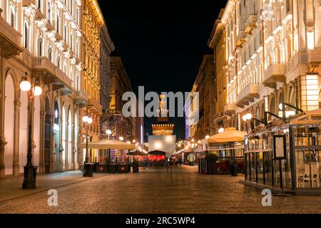 Mailand, Italien - APR 1 2022: Typische italienische Gebäude und Blick auf die Straße in Mailand, der Hauptstadt von Lombard, Region Italien. Stockfoto