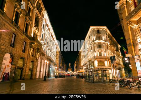 Mailand, Italien - APR 1 2022: Typische italienische Gebäude und Blick auf die Straße in Mailand, der Hauptstadt von Lombard, Region Italien. Stockfoto