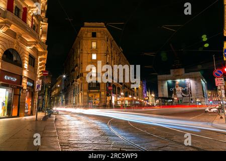 Mailand, Italien - APR 1 2022: Typische italienische Gebäude und Blick auf die Straße in Mailand, der Hauptstadt von Lombard, Region Italien. Stockfoto