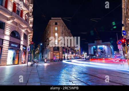 Mailand, Italien - APR 1 2022: Typische italienische Gebäude und Blick auf die Straße in Mailand, der Hauptstadt von Lombard, Region Italien. Stockfoto