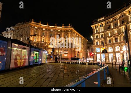 Mailand, Italien - APR 1 2022: Typische italienische Gebäude und Blick auf die Straße in Mailand, der Hauptstadt von Lombard, Region Italien. Stockfoto