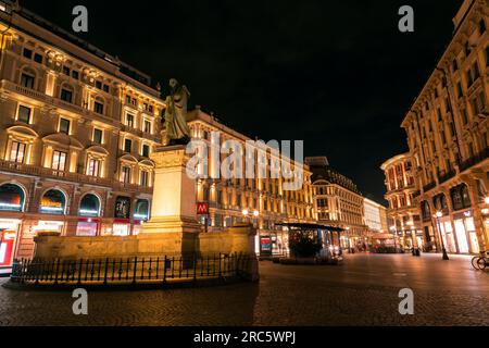 Mailand, Italien - APR 1 2022: Typische italienische Gebäude und Blick auf die Straße in Mailand, der Hauptstadt von Lombard, Region Italien. Stockfoto