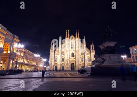 Mailand, Italien - 1. April 2022: Historischer Domplatz, Piazza del Duomo im Zentrum von Mailand, Lombardei, Italien. Stockfoto