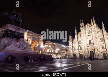 Mailand, Italien - 1. April 2022: Historischer Domplatz, Piazza del Duomo im Zentrum von Mailand, Lombardei, Italien. Stockfoto