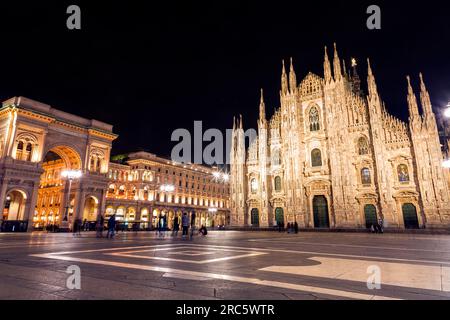 Mailand, Italien - 1. April 2022: Historischer Domplatz, Piazza del Duomo im Zentrum von Mailand, Lombardei, Italien. Stockfoto