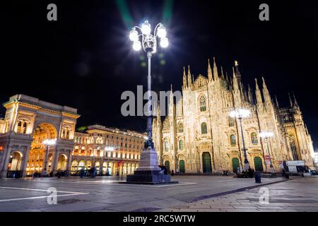 Mailand, Italien - 1. April 2022: Historischer Domplatz, Piazza del Duomo im Zentrum von Mailand, Lombardei, Italien. Stockfoto