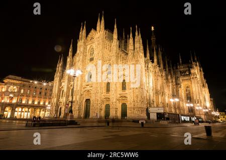 Mailand, Italien - 1. April 2022: Die Mailänder Kathedrale oder die Metropolitanische Kathedrale - die Geburtsbasilika der Heiligen Maria ist eine der wichtigsten Dom in Mailand. Stockfoto