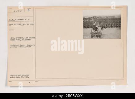 Soldaten der 40. Division im Camp Kearney in Linda Vista, Kalifornien, nehmen an einer Divisionalüberprüfung Teil. Sie werden am Review Stand vorbeigesehen. Dieses Foto wurde am 9. März 1918 von LT. E. N. Jackson, S. C. aufgenommen. Das Bild wurde zensiert und am 28. März 1918 vom Militärgeheimdienst veröffentlicht. Stockfoto