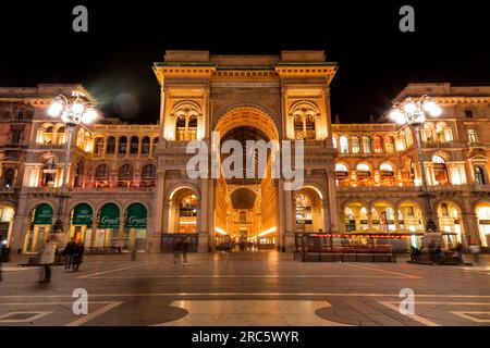 Mailand, Italien - 1. April 2022: Die Galleria Vittorio Emanuele II ist Italiens älteste aktive Einkaufspassage und ein wichtiges Wahrzeichen von Mailand. Benannt nach t Stockfoto