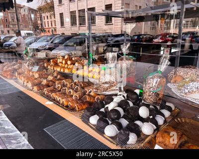 Mailand, Italien - 31. März 2022: Traditionelle italienische Bäckerei und Snacks an einem Café-Fenster in Mailand, Italien. Stockfoto