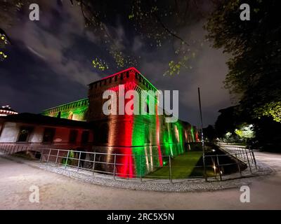 Mailand, Italien - 1. APRIL 2022: Das Castello Sforzesco ist eine mittelalterliche Festung in Mailand. Erbaut im 15. Jahrhundert von Francesco Sforza, Herzog Stockfoto