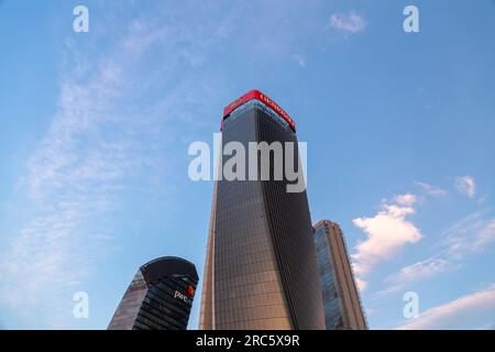 Mailand, Italien - März 31 2022: Citylife beherbergt luxuriöse Wohnhäuser und avantgardistische Wolkenkratzer, modische Geschäfte, globale Restaurants und ein Stockfoto