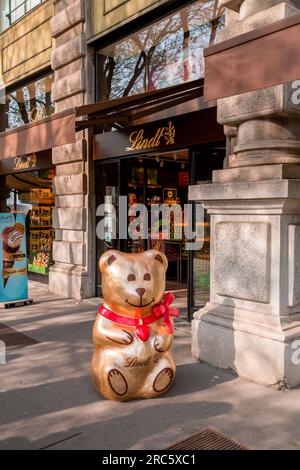 Mailand, Italien - 29. März 2022: Eingang und Ladenfront des Lindt-Shops in Mailand, Italien. Stockfoto