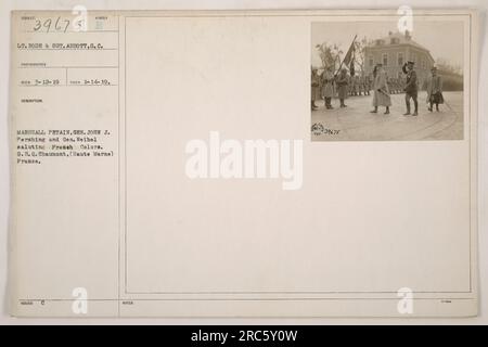 Die Generäle Marshall Petain, John J. Pershing und Weibel salutieren die französischen Farben am G.H.Q. Chaumont, Frankreich. Lieutenant Rode und Sergeant Abbott, die Fotografen, nahmen diesen wichtigen Anlass am 14. Januar 1919 auf. Dieses Foto erhält die Identifikationsnummer 39675, mit zusätzlichen Details und Hinweisen. Stockfoto