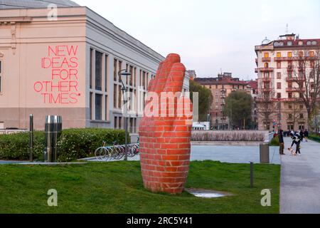 Mailand, Italien - März 31 2022: Citylife beherbergt luxuriöse Wohnhäuser und avantgardistische Wolkenkratzer, modische Geschäfte, globale Restaurants und ein Stockfoto