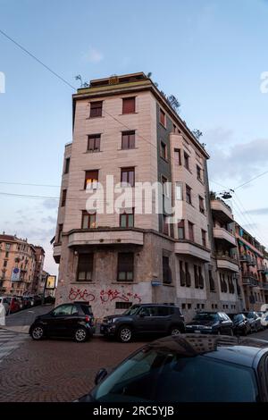 Mailand, Italien - April 1 2022: Typische italienische Gebäude und Blick auf die Straße in Mailand, der Hauptstadt von Lombard, Region Italien. Stockfoto