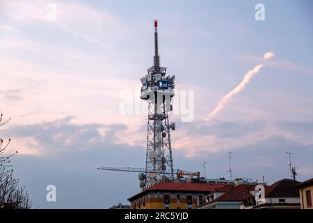 Mailand, Italien - 29. März 2022: RAI, Radio Televisione Italiana Tower in Mailand. RAI ist die staatliche italienische öffentlich-rechtliche Rundfunkanstalt, die von kontrolliert wird Stockfoto