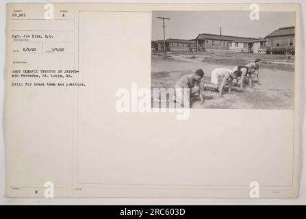 Soldaten, die an Leichtathletikübungen und Übungen während der olympischen Probespiele der Armee in den Jefferson Barracks in St. Louis, Missouri. Das Foto wurde am 5. Juli 1920 von Sergeant Joe Hitz aufgenommen und als Teil der offiziellen Aufzeichnungen der Armee eingestuft. Stockfoto