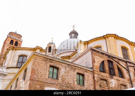 Kirche San Geremia in Venedig, im Sestiere von Cannaregio. Die Kirche blickt auf den Canale Grande, zwischen dem Palazzo Labia und dem P Stockfoto