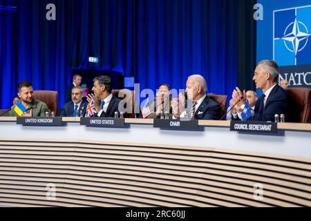 Vilnius, Litauen. 12. Juli 2023. US-Präsident Joe Biden, 2. richtig, applaudiert dem ukrainischen Präsidenten Volodymyr Zelenskyy während des Treffens des NATO-Ukraine-Rates beim NATO-Gipfel am 12. Juli 2023 in Vilnius, Litauen. Sitz von links: Ukrainischer Präsident Wolodymyr Zelenskyy, britischer Premierminister Rishi Sunak, USA Präsident Joe Biden und NATO-Generalsekretär Jens Stoltenberg. Kredit: Adam Schultz/White House Photo/Alamy Live News Stockfoto